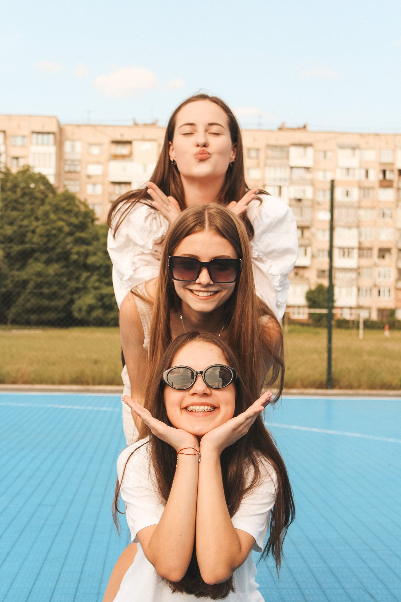 Foto af Katia Damyan fra Pexels: https://www.pexels.com/da-dk/foto/solbriller-venner-kvinder-smile-17445641/